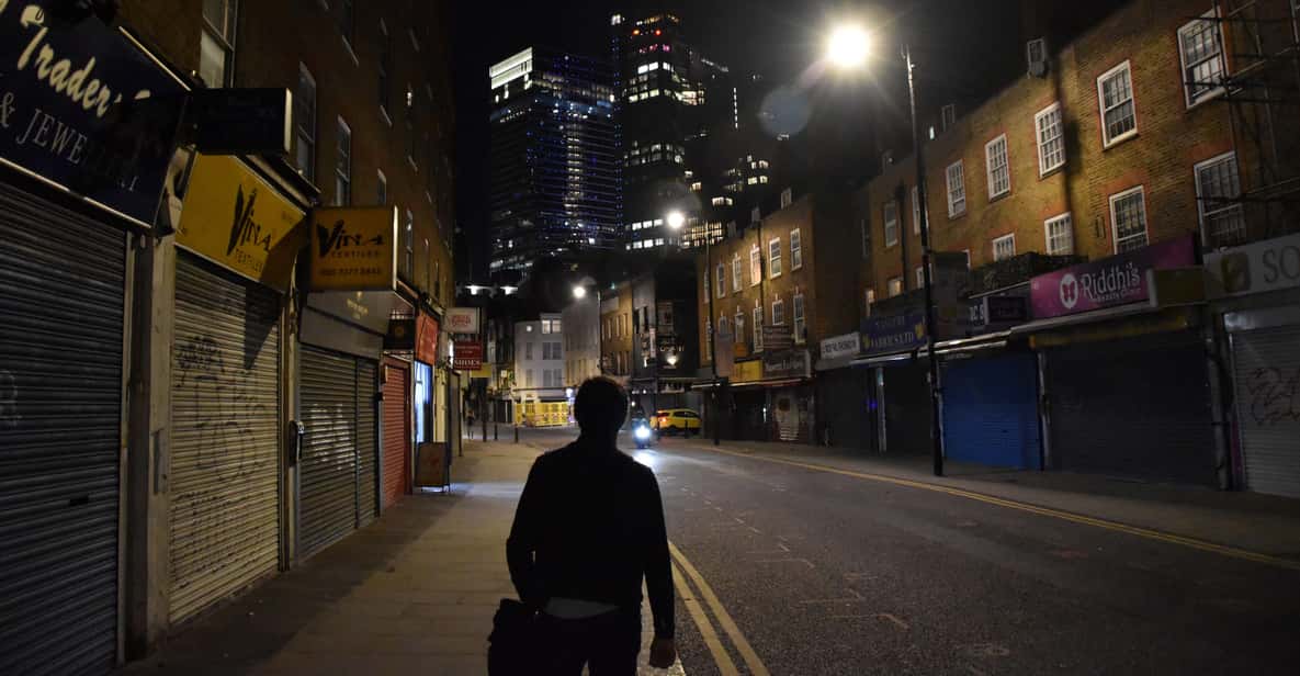 Londra Whitechapel sokağında gece çekimi